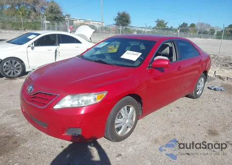 2010 Toyota Camry Le z USA, uszkodzony, nr VIN 4T1BF3EK2AU516109